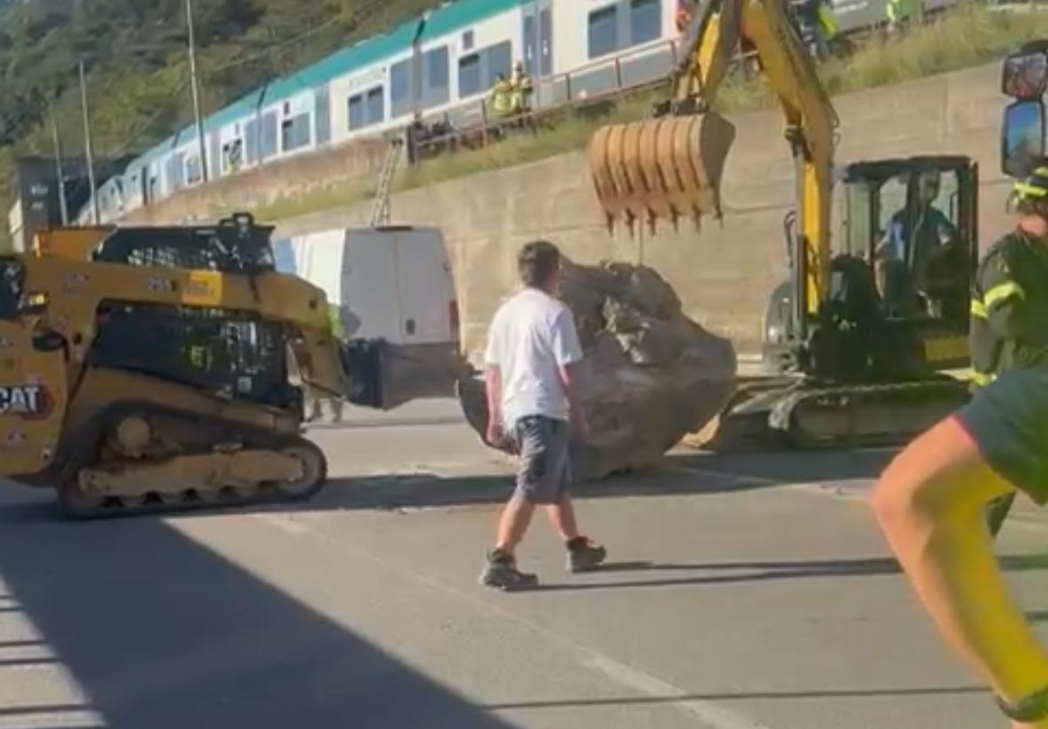 Grande masso precipita sulla Ss36: treni fermi per tre giorni per un altro macigno a rischio caduta