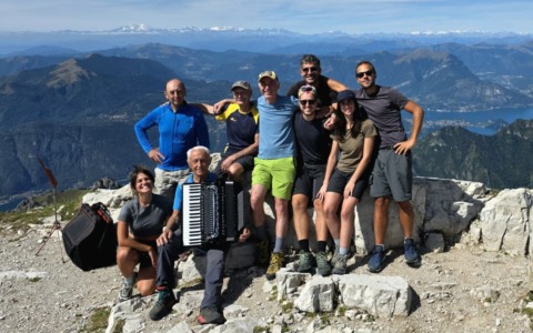 Scala la Grigna a 91 anni con la fisarmonica: sogno realizzato
