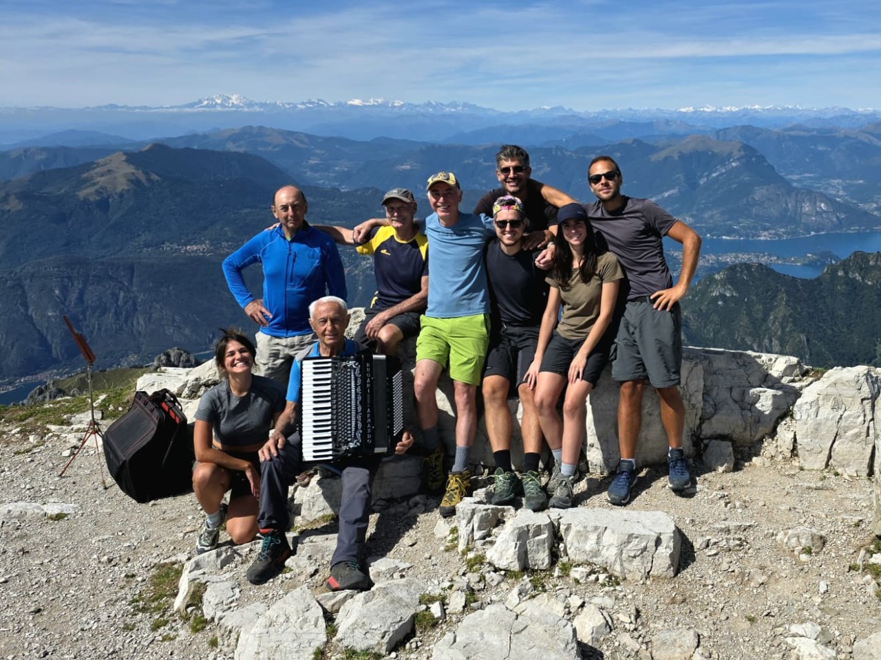 Scala la Grigna a 91 anni con la fisarmonica: sogno realizzato