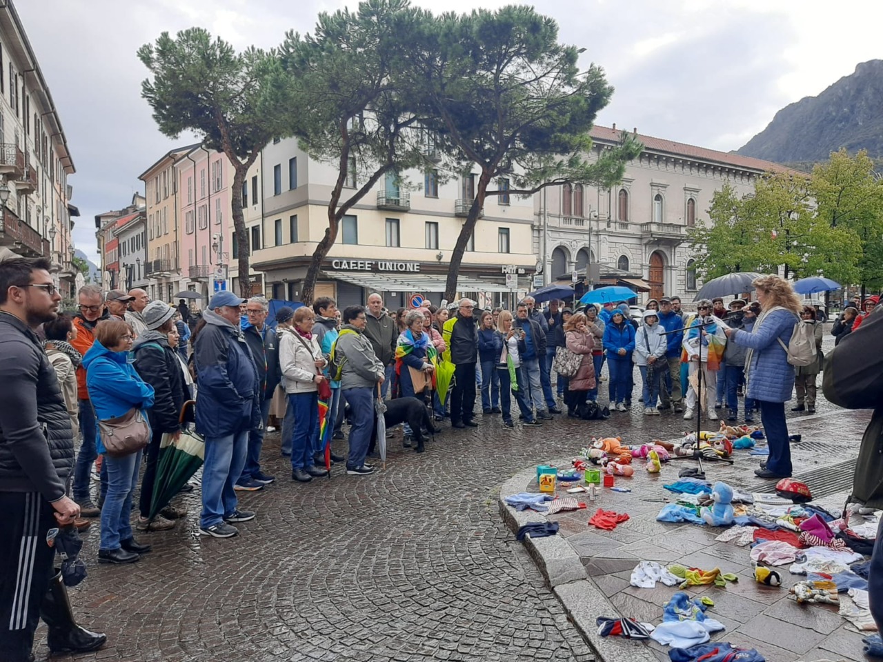 Tanti in piazza a Lecco per la lettura dei nomi dei bimbi uccisi a Gaza