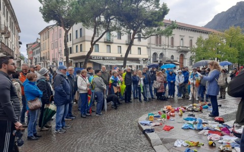 Tanti in piazza a Lecco per la lettura dei nomi dei bimbi uccisi a Gaza