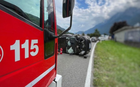 Cortenova, incidente sulla SP62: tre auto coinvolte, una si ribalta