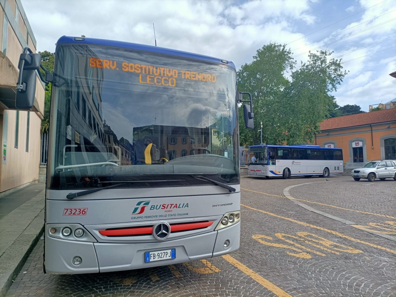 Lecco, turisti lasciati in stazione: Trenord non aspetta il bus sostitutivo, Fragomeli presenta interpellanza