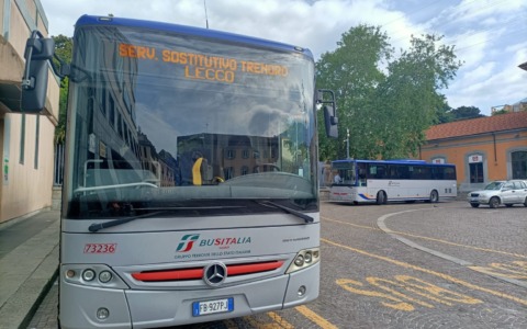 Lecco, turisti lasciati in stazione: Trenord non aspetta il bus sostitutivo, Fragomeli presenta interpellanza