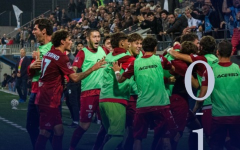 AlbinoLeffe Lecco 0-1.  Due tifosi lecchesi cadono dalla balaustra, uno portato via in ambulanza