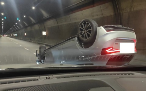 Schianto nel tunnel del Barro con auto ribaltata: due feriti, traffico in tilt