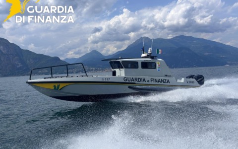 Inseguimento ad alta velocità sul lago: fermato un motoscafo “fuorilegge” tra Dervio e Varenna
