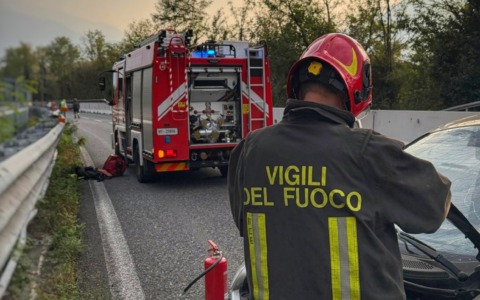 Finisce contro un ostacolo sulla Statale 36, soccorsa una donna