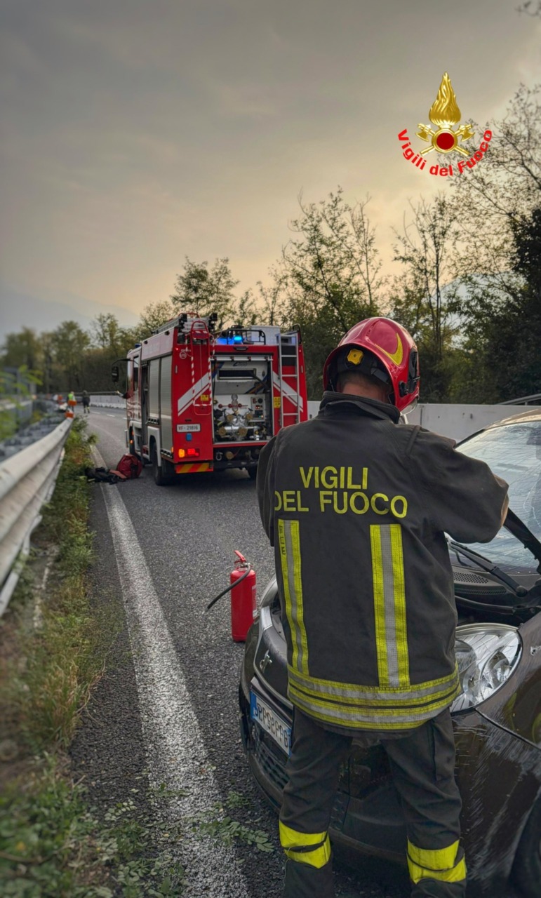 Finisce contro un ostacolo sulla Statale 36, soccorsa una donna