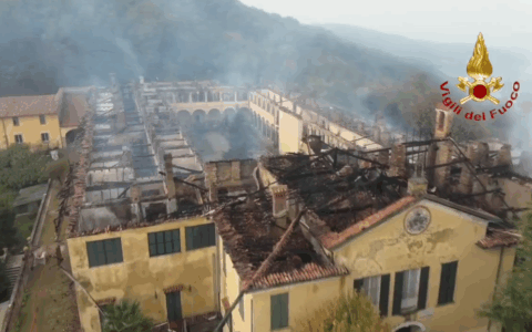 Il convento del 1600 a Perego distrutto dalle fiamme: 40 Vigili del fuoco in azione tutta la notte, salvate alcune opere d’arte