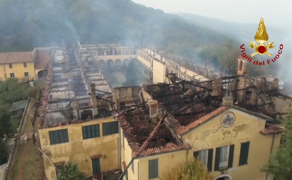 Il convento del 1600 a Perego distrutto dalle fiamme: 40 Vigili del fuoco in azione tutta la notte, salvate alcune opere d’arte