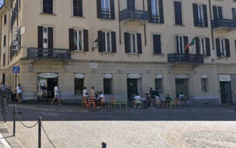 Lecco, il Comune revoca i tavolini esterni al Caffè Diaz: “Problemi di ordine pubblico”