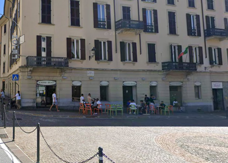 Lecco, il Comune revoca i tavolini esterni al Caffè Diaz: “Problemi di ordine pubblico”