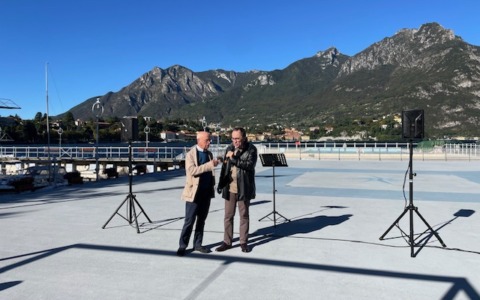 Festival “Lecco Città dei Promessi Sposi”: in tanti alla lettura in Canottieri nonostante il forte vento