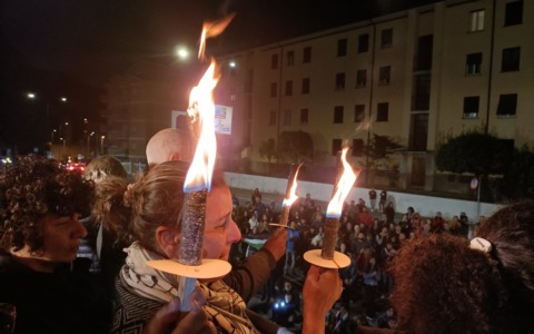 Luci sulla Palestina a Lecco: un mare di volti, una fiumana di corpi, un grido che illumina la notte davanti al Manzoni