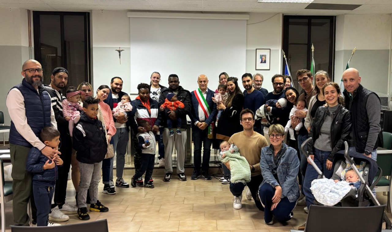 Civate, consegnati i kit “Tinnamoreraidime” ai nuovi nati. “Sarete la linfa vitale della comunità del futuro”