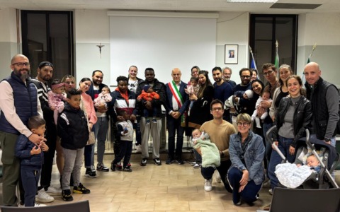 Civate, consegnati i kit “Tinnamoreraidime” ai nuovi nati. “Sarete la linfa vitale della comunità del futuro”