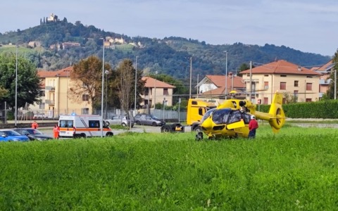 Grave incidente tra auto e moto a Merate: centauro ricoverato in ospedale