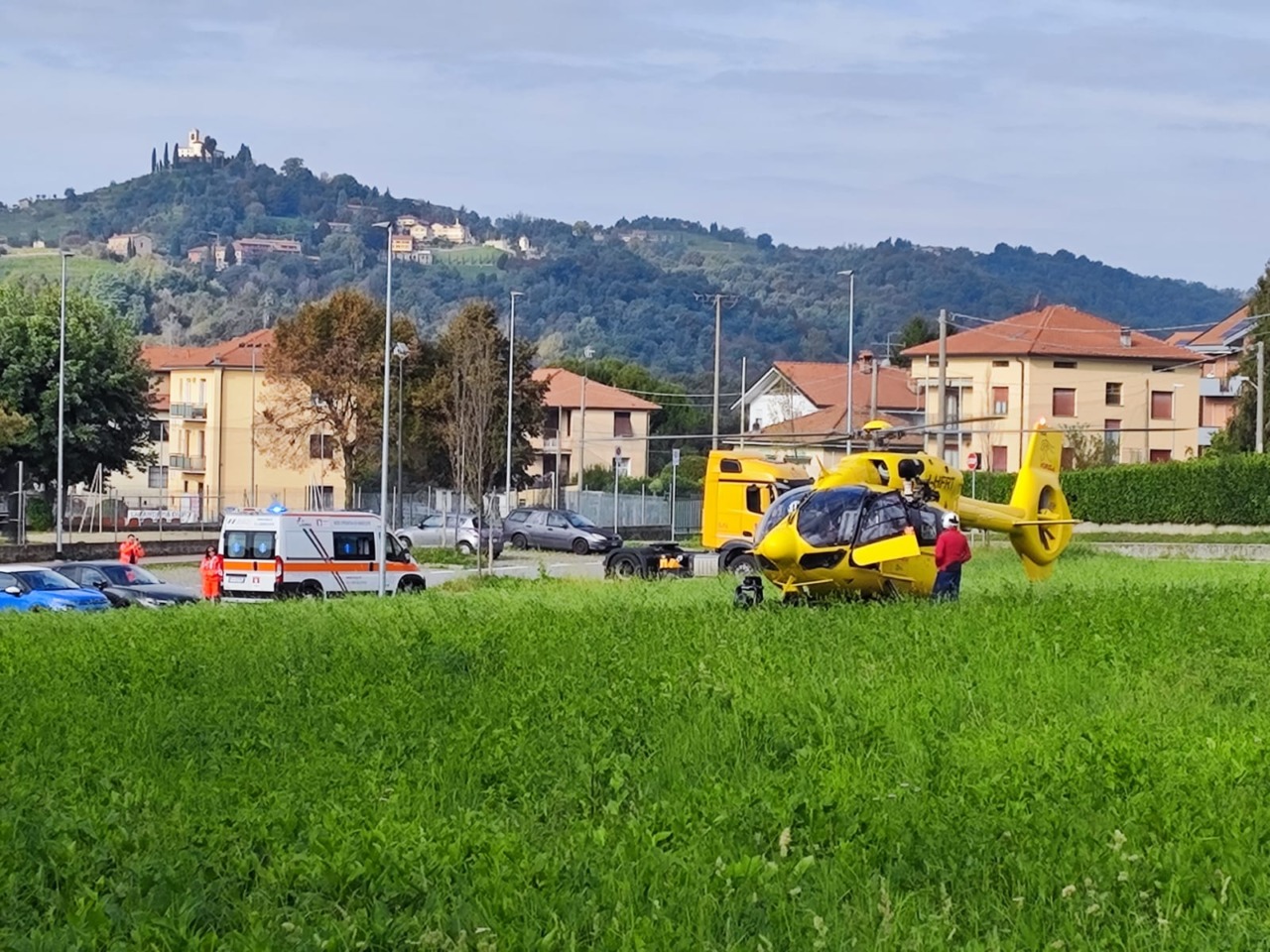 Grave incidente tra auto e moto a Merate: centauro ricoverato in ospedale