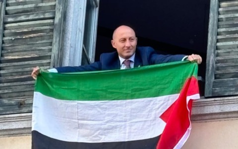 Piazza critica il sindaco Gattinoni: “Divisivo esporre la bandiera della Palestina”