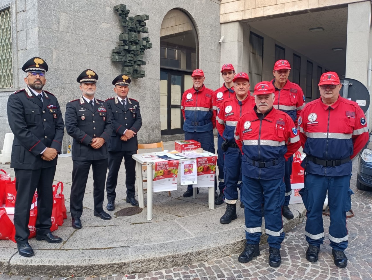 Le mele dell’Aism in piazza con l’Associazione Nazionale Carabinieri