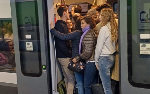 Ennesima mattinata di disagi per i pendolari lecchesi: guasto paralizza la linea Lecco–Carnate–Milano
