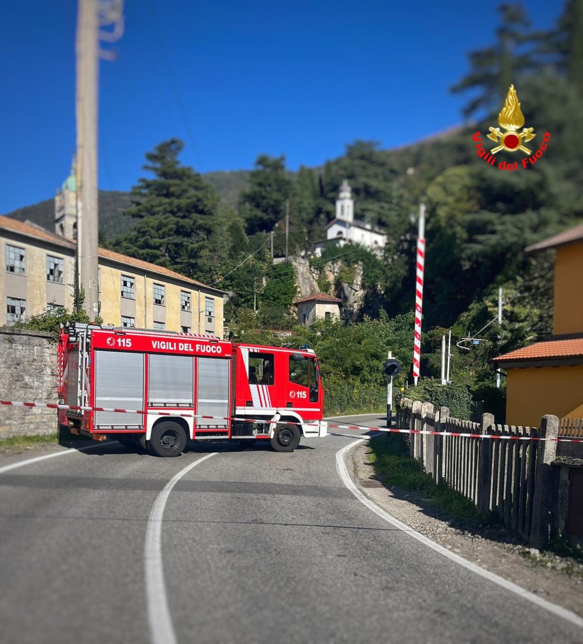 Bellano: Abbatte con l’auto il passaggio a livello, strada chiusa e treni rallentati