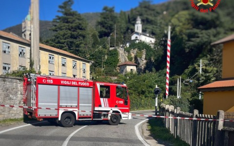 Bellano: Abbatte con l’auto il passaggio a livello, strada chiusa e treni rallentati