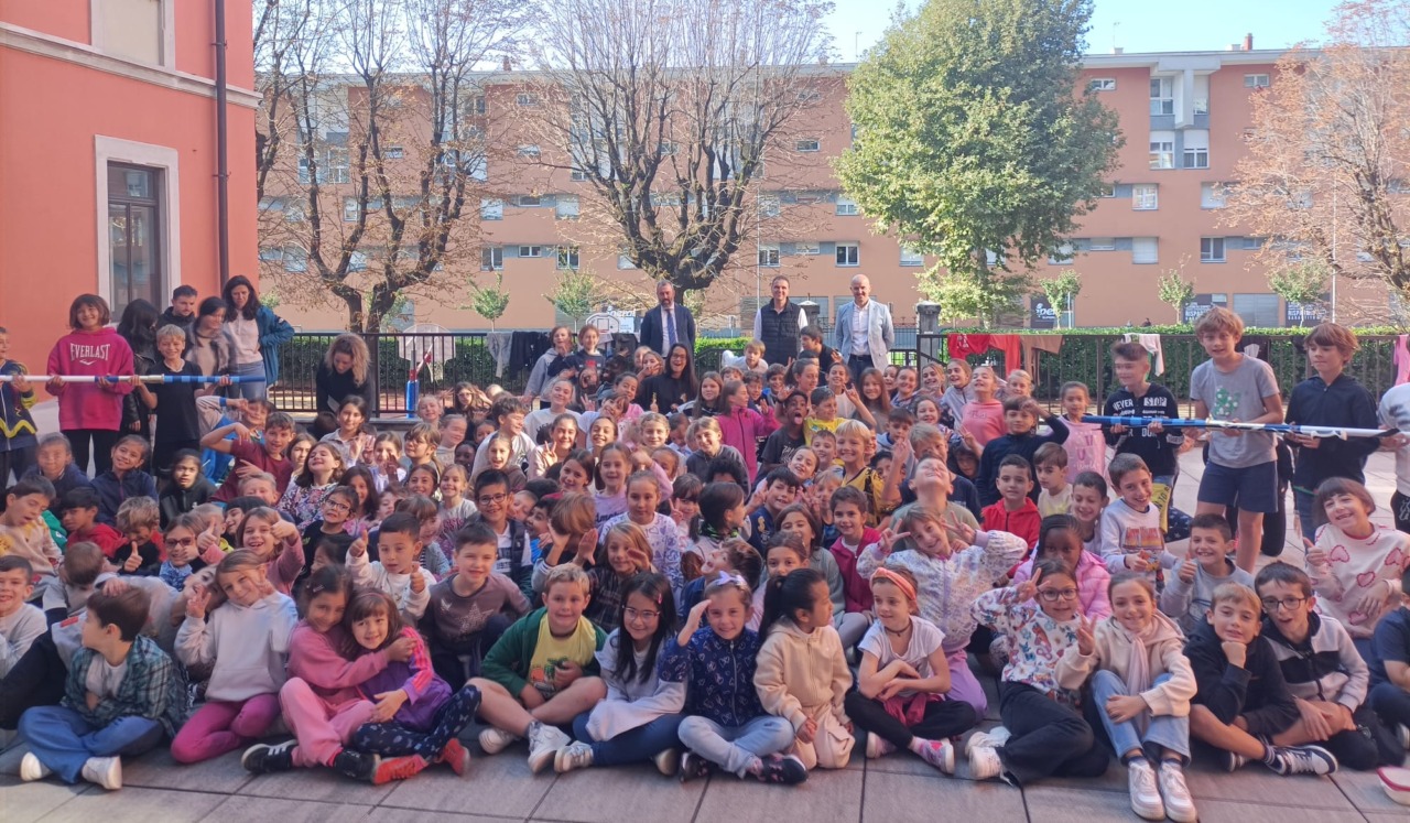 Palio di Lecco: l’omaggio ai bambini della scuola di Acquate, rione vincitore