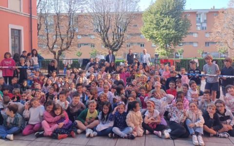 Palio di Lecco: l’omaggio ai bambini della scuola di Acquate, rione vincitore