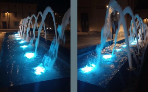 Valmadrera, la fontana di piazza Citterio si illumina di turchese per la Giornata internazionale della dislessia