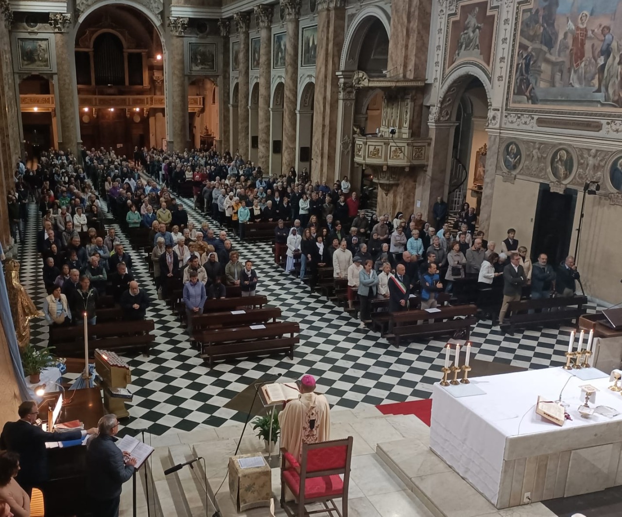 Un grido di pace dalla basilica gremita: l’arcivescovo Delpini a Lecco