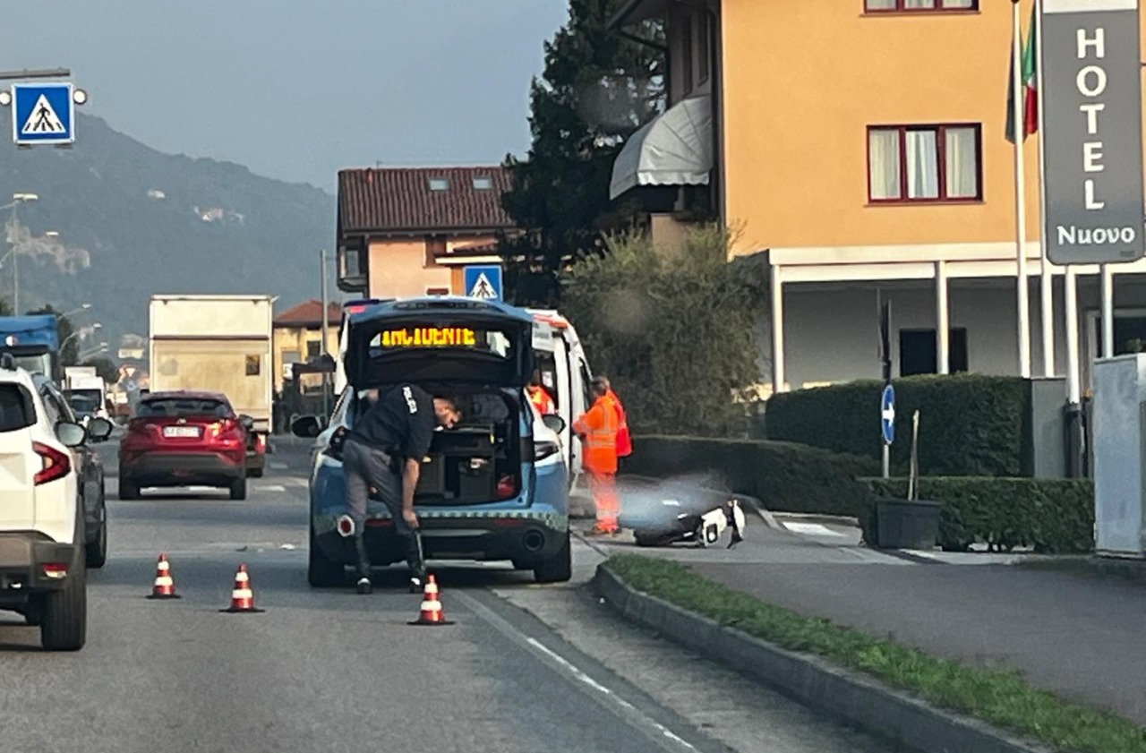 Scontro auto moto sulla provinciale a Garlate, ferito un giovane