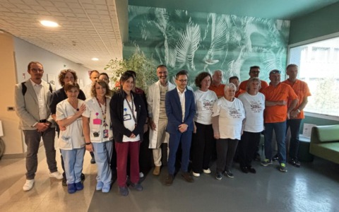 Quando il dolore si trasforma in solidarietà: l’associazione “Michy sempre con noi” dona un nuovo bagno assistito all’Hospice Resegone