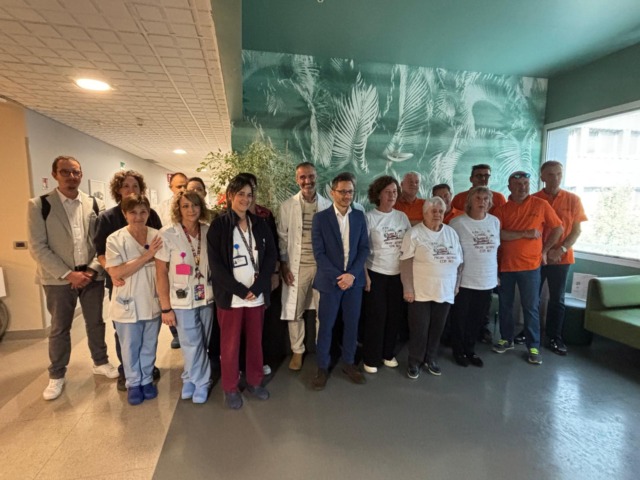 Quando il dolore si trasforma in solidarietà: l’associazione “Michy sempre con noi” dona un nuovo bagno assistito all’Hospice Resegone