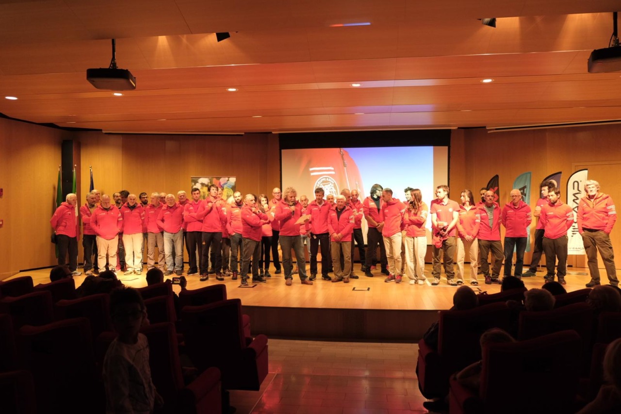 “Ai cercatori di infinito che sfidano l’ignoto”: sala gremita per la “Serata in maglione rosso”. L’ultimo messaggio è per la pace