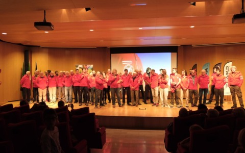 “Ai cercatori di infinito che sfidano l’ignoto”: sala gremita per la “Serata in maglione rosso”. L’ultimo messaggio è per la pace