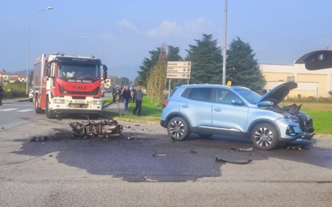 Verderio: frontale tra auto e moto,  motociclista in codice rosso