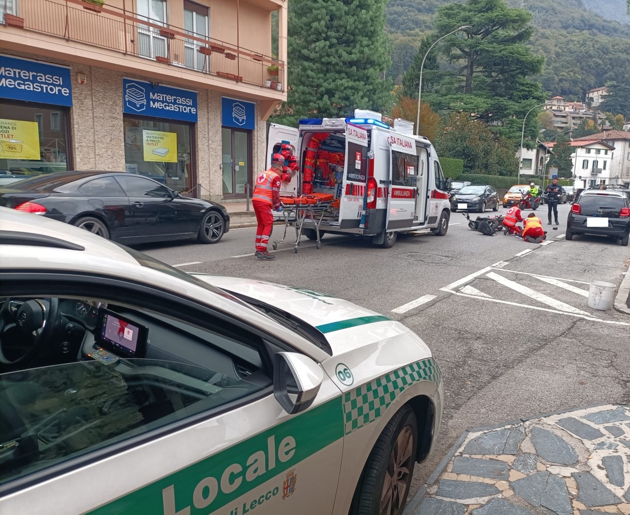 Schianto auto moto a Maggianico: ferito un 17enne, traffico in tilt