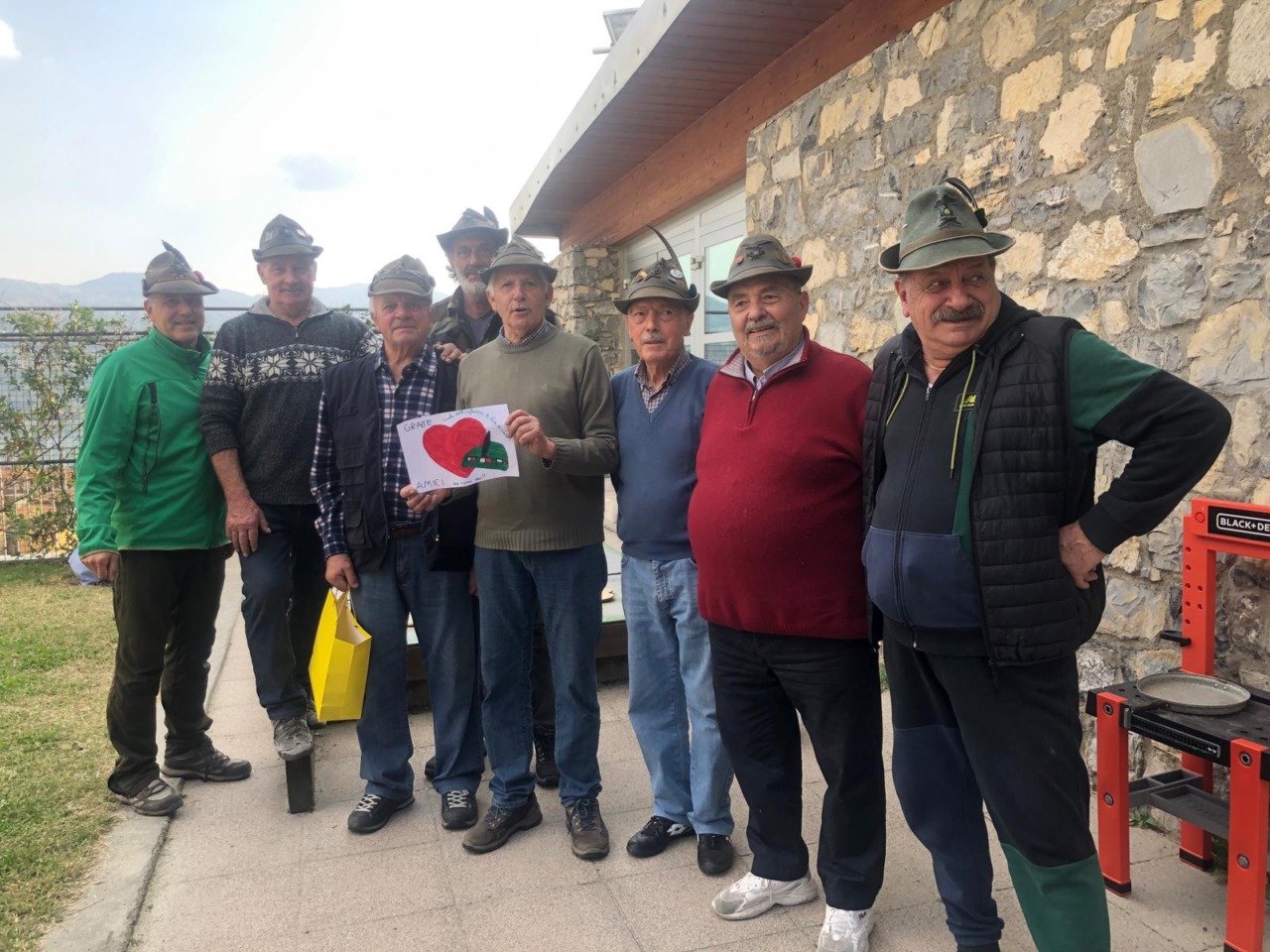 Un pomeriggio alla scuola materna per gli Alpini di Civate, tra canti e caldarroste