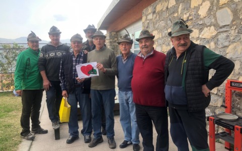 Un pomeriggio alla scuola materna per gli Alpini di Civate, tra canti e caldarroste