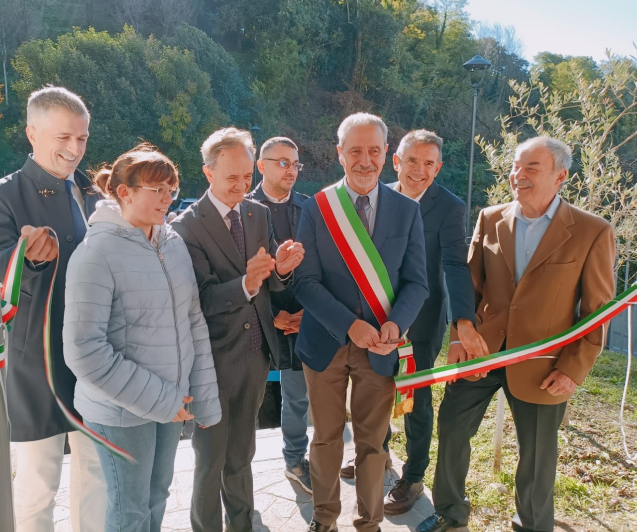Specchi che diventano finestre per guardare il mondo: inaugurata la nuova scuola Massimiliano Kolbe di Vercurago