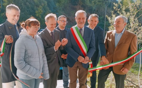 Specchi che diventano finestre per guardare il mondo: inaugurata la nuova scuola Massimiliano Kolbe di Vercurago