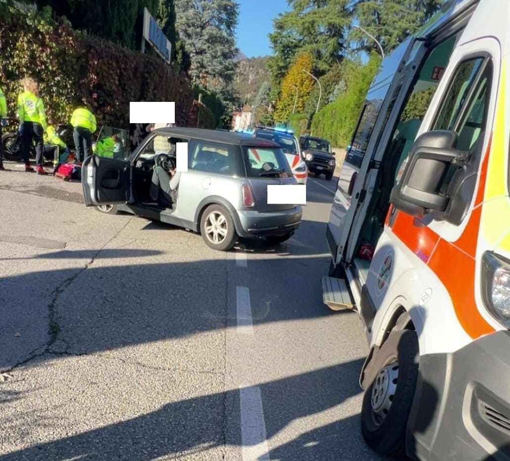 Lecco, incidente tra auto e moto in corso Bergamo: feriti due ragazzini