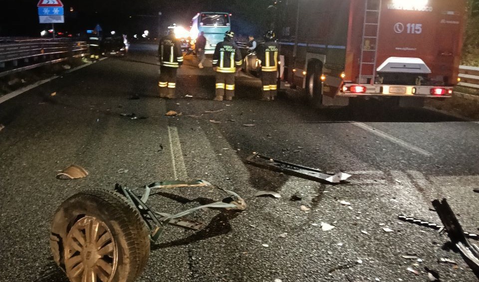 Nibionno, scontro auto-pullman: ferite due bambine