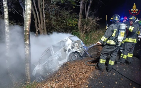 Cassina Valsassina. Auto in fiamme dopo un incidente: si cerca il proprietario del veicolo