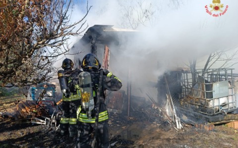 Bosisio Parini, capanno agricolo in fiamme: intervento dei Vigili del fuoco