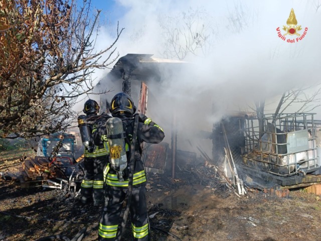 Bosisio Parini, capanno agricolo in fiamme: intervento dei Vigili del fuoco