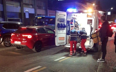 Lecco, accusa un malore alla fermata dell’autobus: ragazza soccorsa dall’ambulanza
