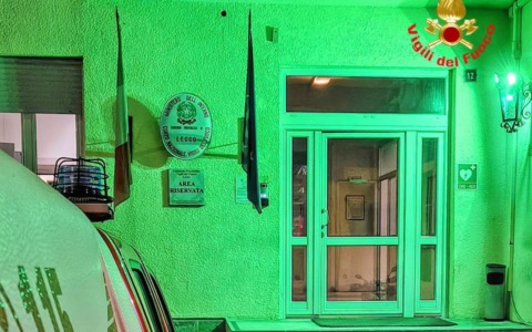 Giornata mondiale della consapevolezza PANS PANDAS: la caserma dei Vigili del Fuoco di Lecco si illumina di verde
